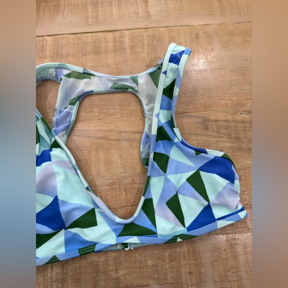 AERIE Scoop Green geometric triangle bikini top - Picture 2 of 6
